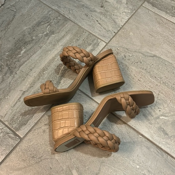 Size 8.5 women’s braided sandal color tan barely worn! - Picture 2 of 5